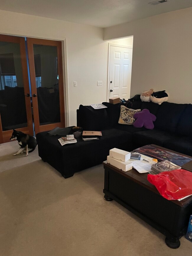 Foto del edificio - 877 Forestglen Dr