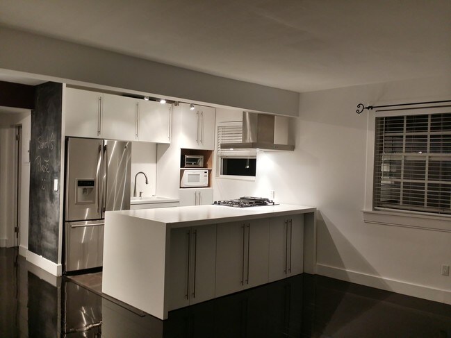 Foto del edificio - 8550 Byron Ave