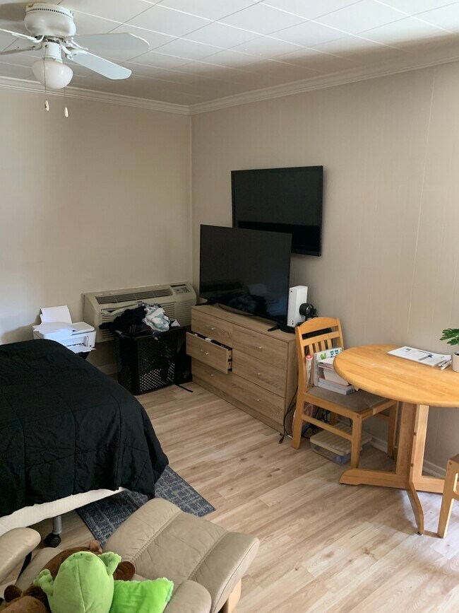 Foto del edificio - 1050 E 8th St