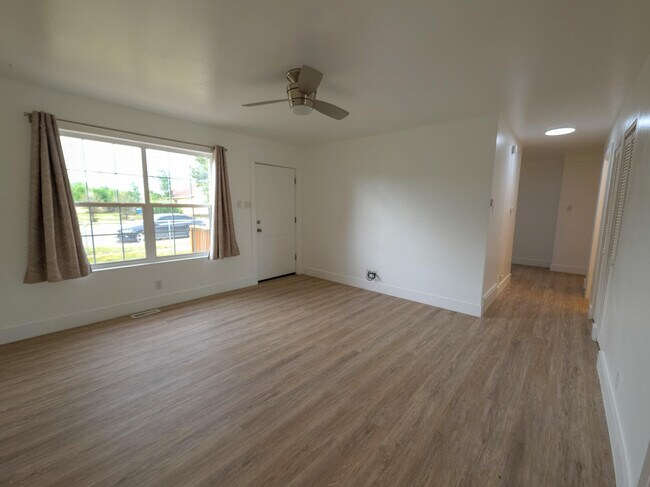 Foto del edificio - 362 E 7th St