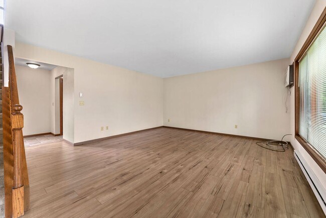 Building Photo - Perfect Townhome with Garage. PETS WELCOME