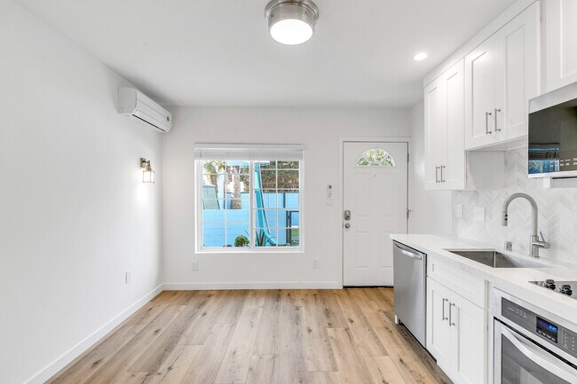 Foto del edificio - Romantic Venice Beach living just steps from the boardwalk.