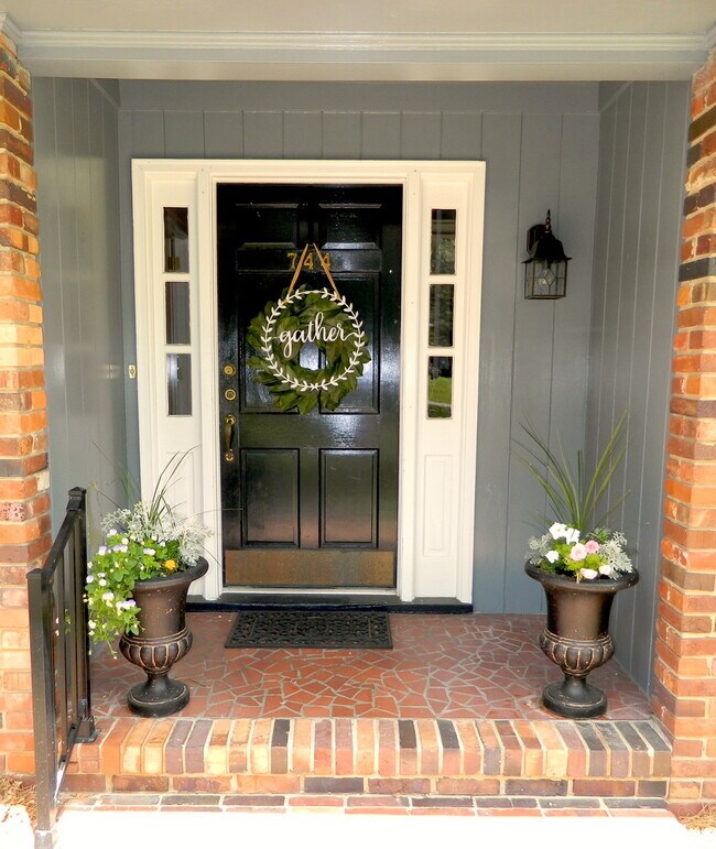 Foto del edificio - 744 McClure Dr