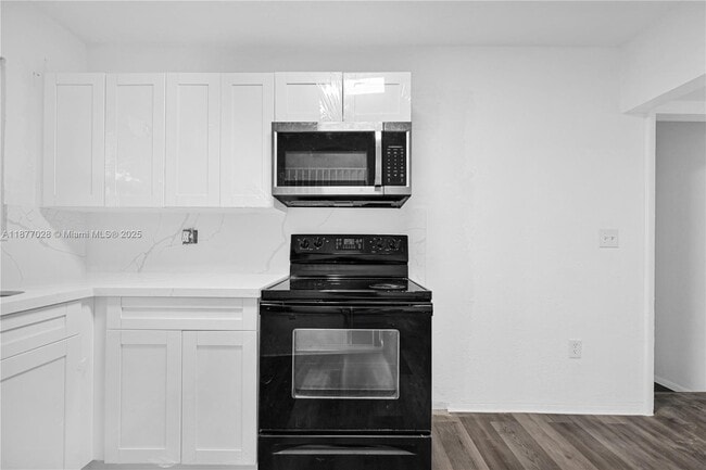 Building Photo - 2435 Plunkett St