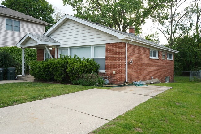 Building Photo - 8660 Frontage Rd
