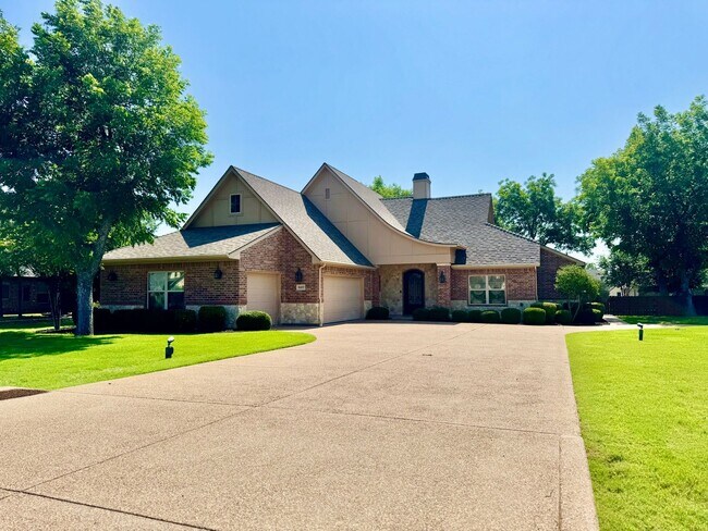 Building Photo - GORGEOUS Home in Gated Pecan Plantation