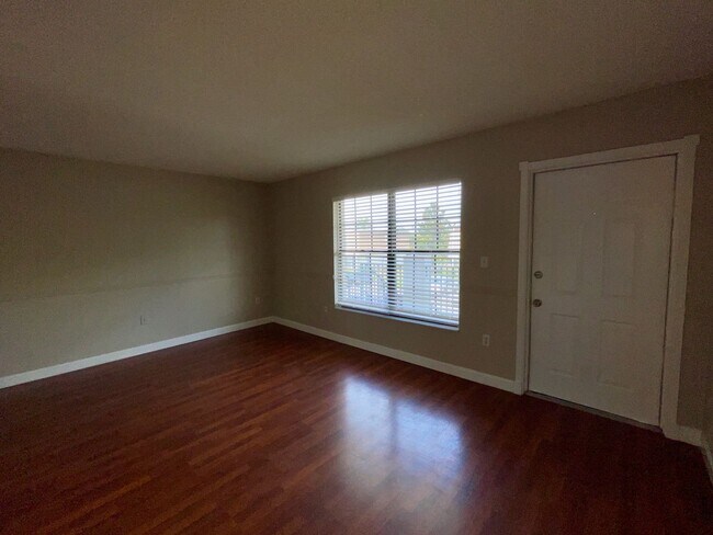 Foto del edificio - Charming 3-Bedroom, 2.5-Bath Townhome in Village Square Condominiums