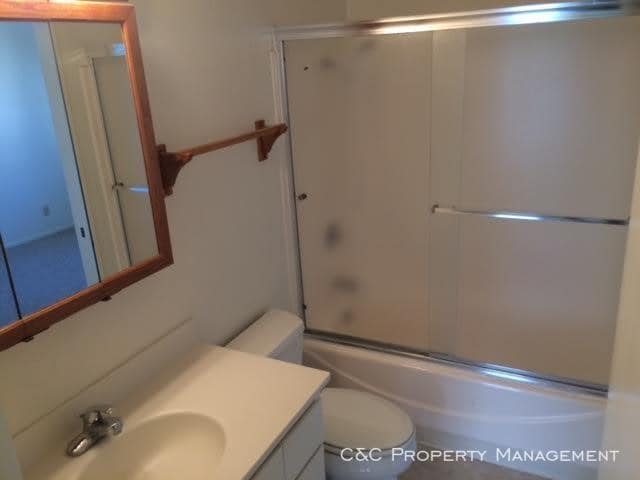 Building Photo - Large 2 Bedroom 1.5 Bath PG Apartment