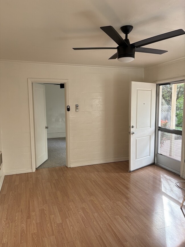 Living room - 80 College Way