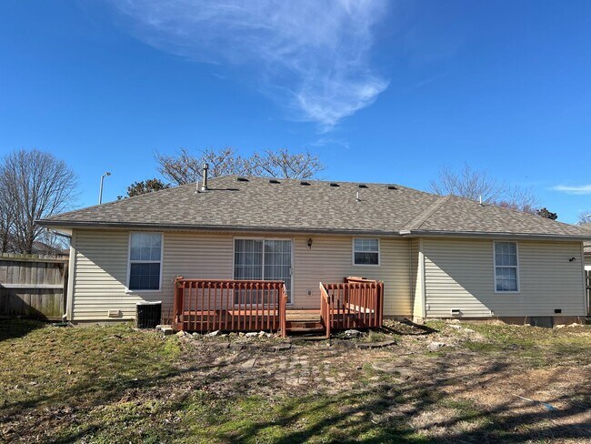 Building Photo - Republic Schools! 3 Bedrooms! 2 Baths! $1395