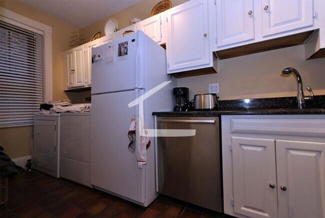 Foto del edificio - Fantastic Packards Corner Apt (No Undergrads, sorry!) w Laundry in Unit!  Exposed Brick, Ht and H...