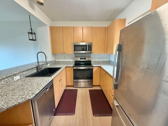 Building Photo - 3 Bedrooms / 2.5 Bathrooms Townhome at Ili...