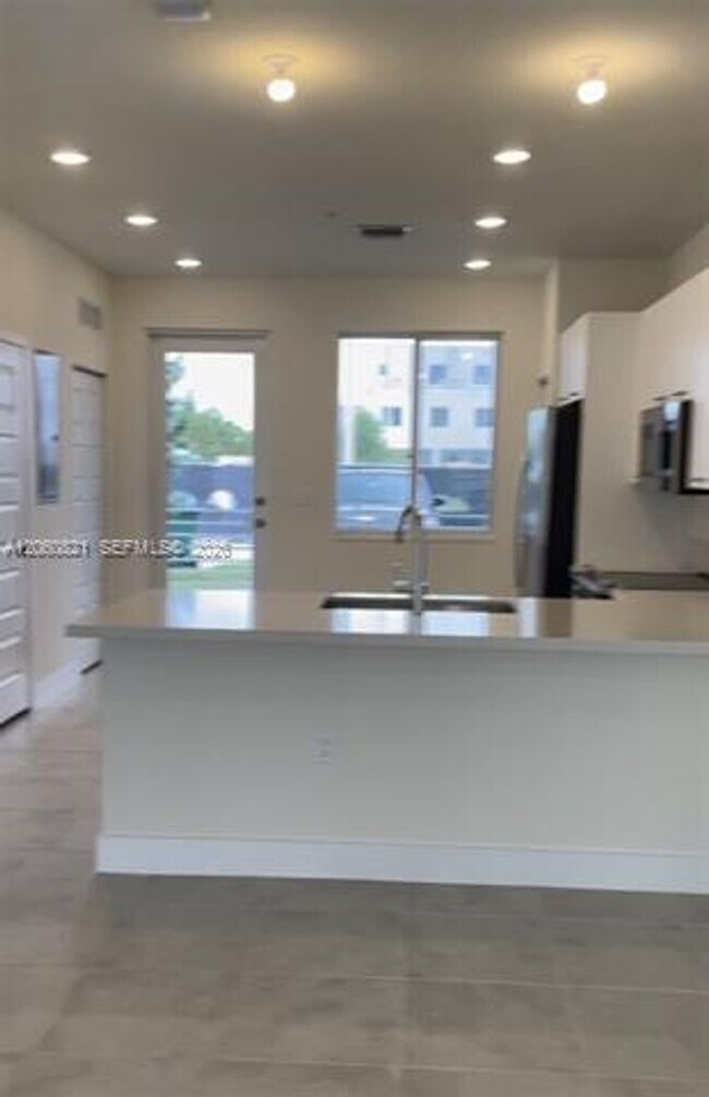 Building Photo - 10270 NW 66th St