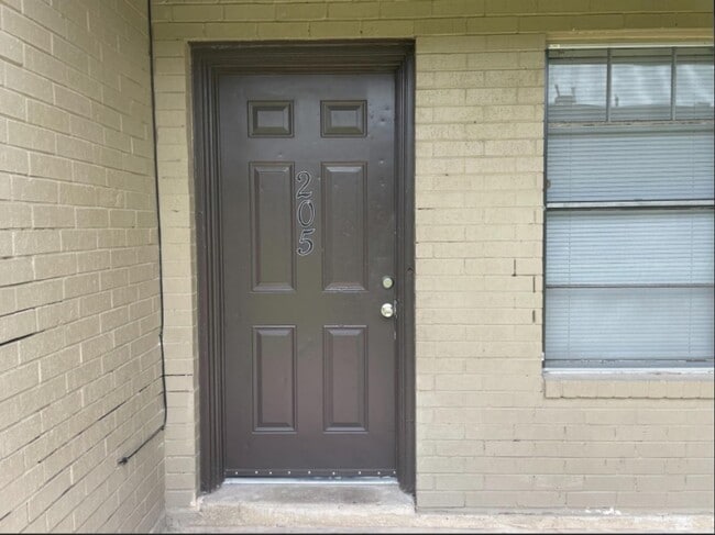 Building Photo - 1526 East Ave