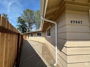 Building Photo - 49447 Pierce Dr