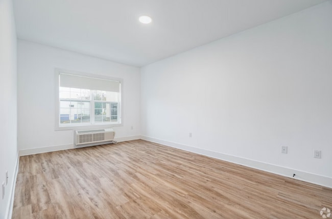 Building Photo - 21 Lakeside Ave