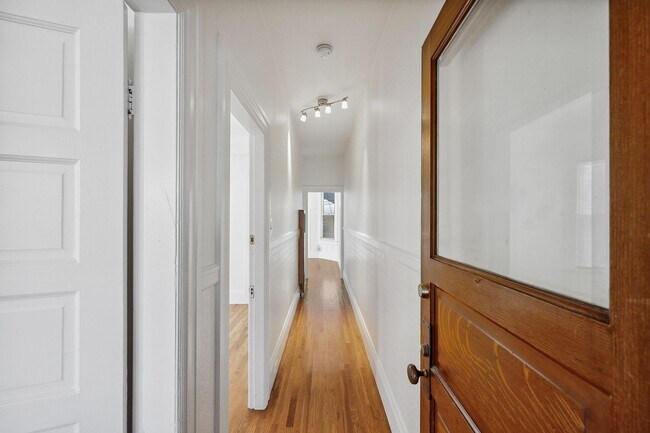 Foto del edificio - OPEN HOUSE:Tuesday(3/5)6pm-6:15pm Classic ...