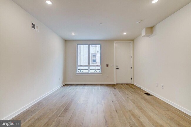 Building Photo - 728 S 10th St