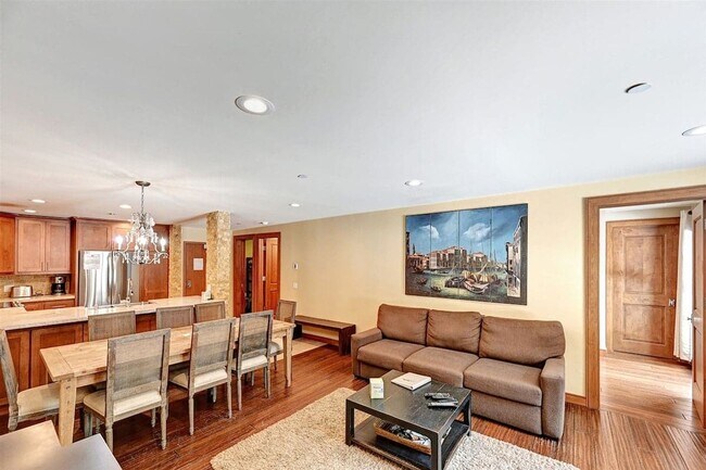 Foto del edificio - Fully Remodeled 1BD + Private Bunk Room | 2BA | Aspen Creek – $3,100/Month