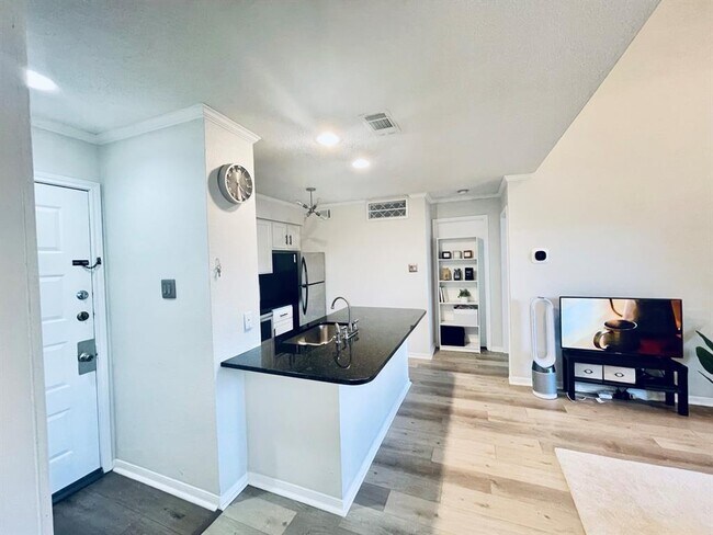 Building Photo - 8888 Tallwood Dr