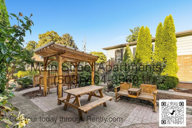 Foto del edificio - Sunnyside Three Bedroom Apartment with A/C!