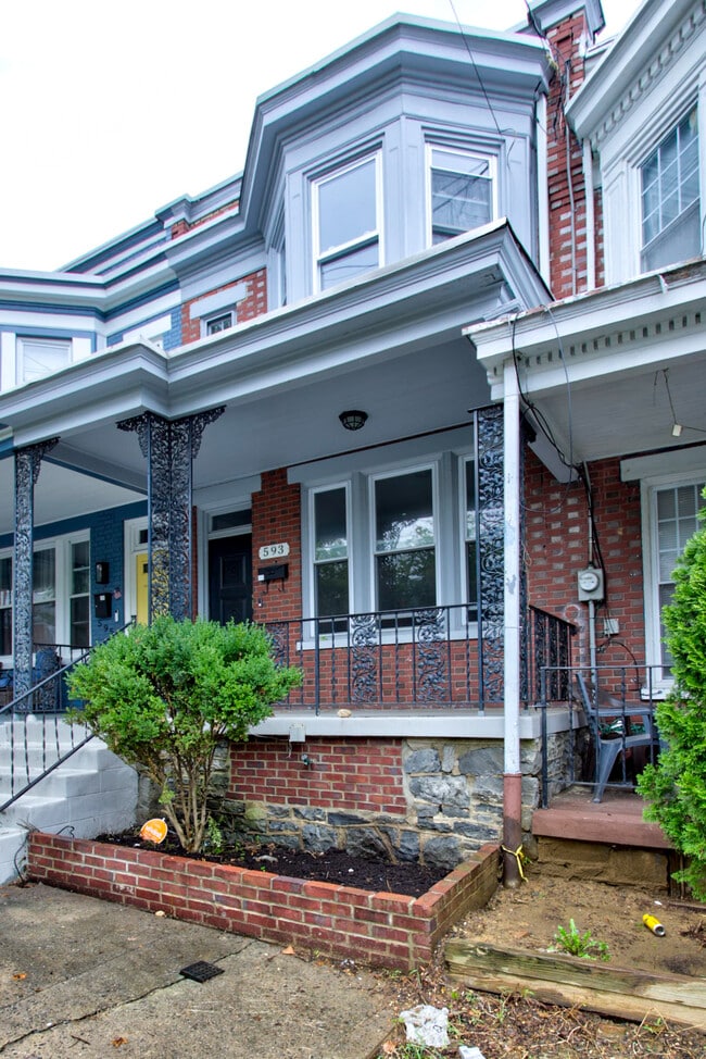 Building Photo - 593 N Plum St