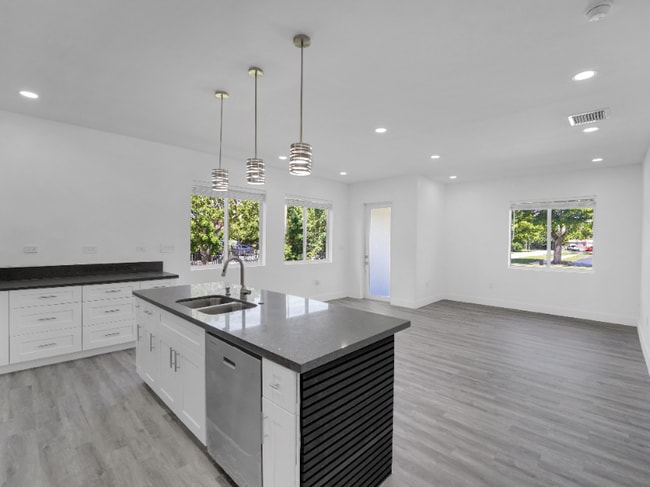 Building Photo - 760 SW 10th St