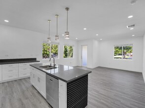 Building Photo - 760 SW 10th St