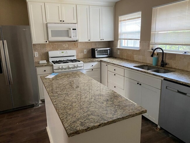 Spacious kitchen with island - 3105 Dartmouth Dr
