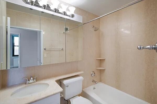 Foto principal - 155 E 31st St