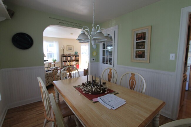 Building Photo - Beautiful 4-bedroom, 2-bathroom Spacious home! Original hard wood floors throughout!