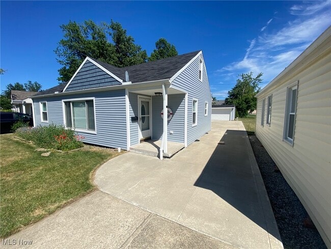 Building Photo - 29520 Cresthaven Dr