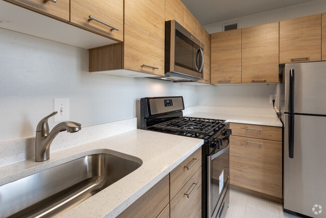 2BR, 2BA - 1,092 SF - Newport West