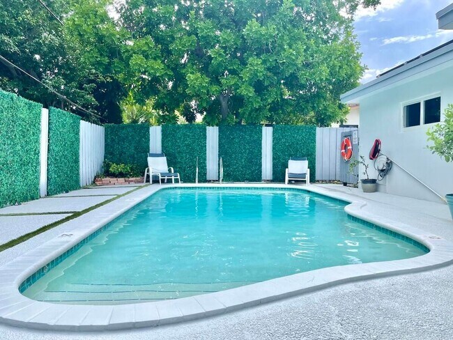 Foto del edificio - 904 SE 13th Ct