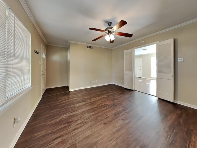 Building Photo - Fantastic Corner Lot Home!!