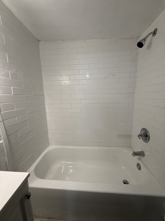 Building Photo - 1028 Bridge St