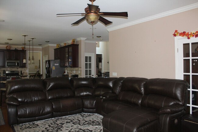 Foto del edificio - Spacious 4BR House in Webster.
