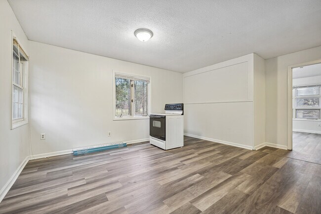 Building Photo - 102C Woodcrest Dr