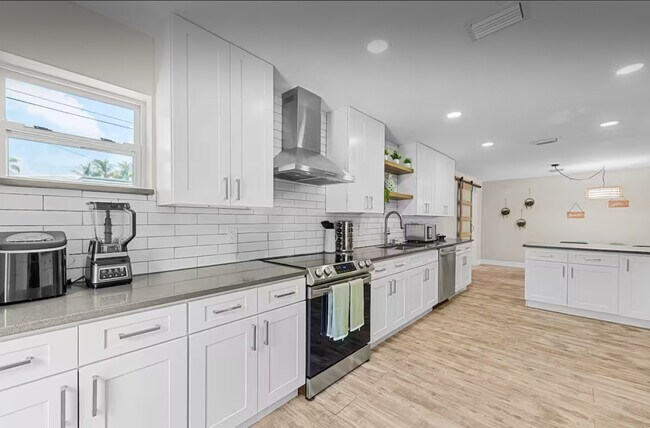 Building Photo - 4740 NE 18th Ave