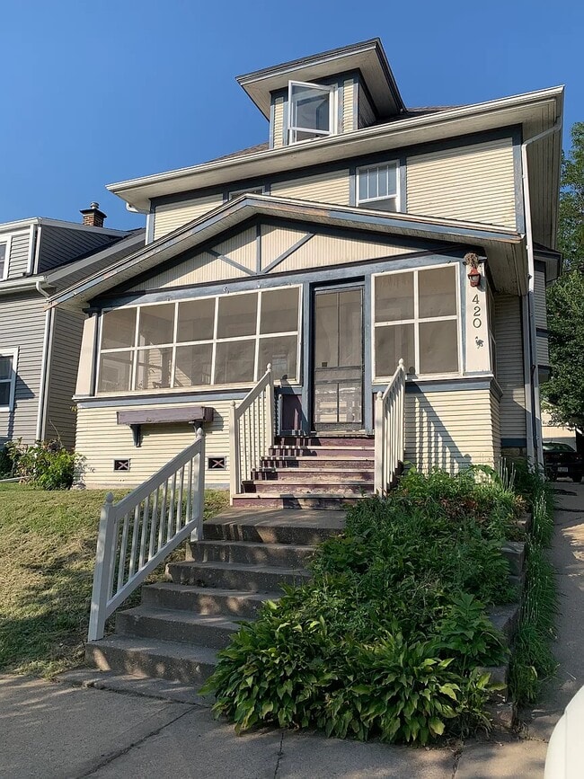 Building Photo - 420 18th St NE