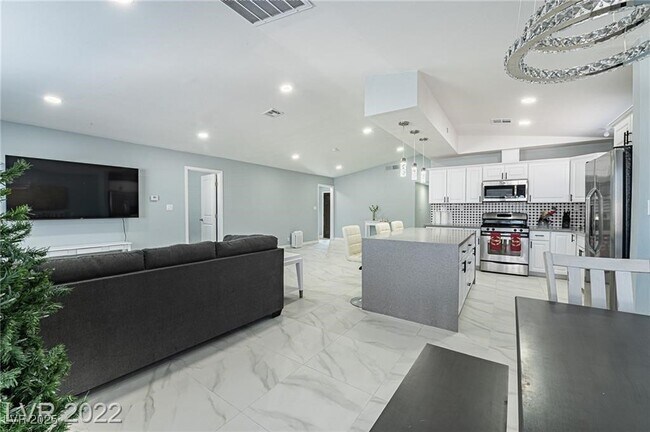 Foto del edificio - 6420 W Alomar Ave