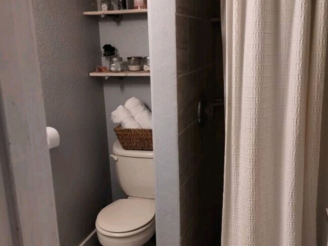 Foto del edificio - 1 Bedroom Guest Home in San Antonio