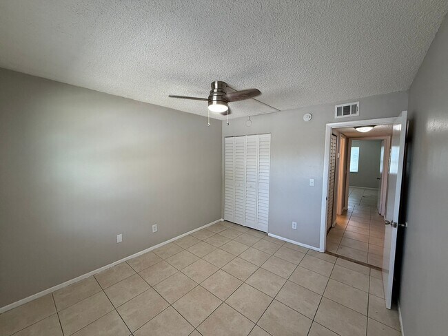 Building Photo - 2 Bed/1 Bath - Unit C3