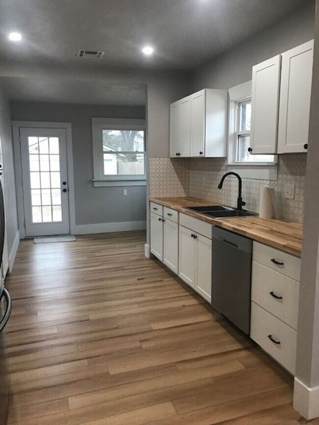 Foto del edificio - Updated Home - Wood Floors