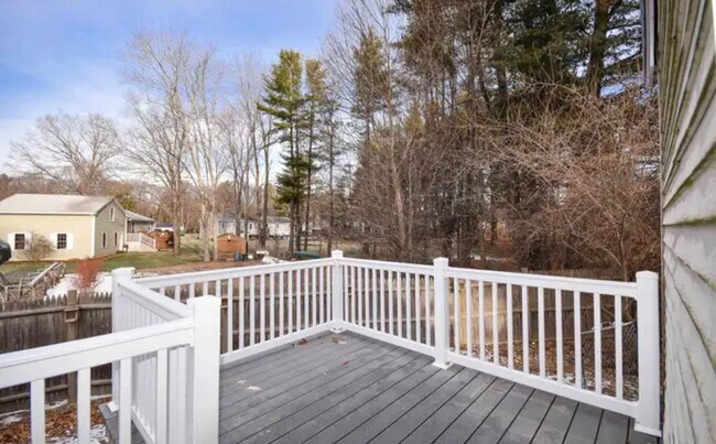 Foto del edificio - Single Family home w/ Large Backyard, Deck and Plenty of Space on Dover Point