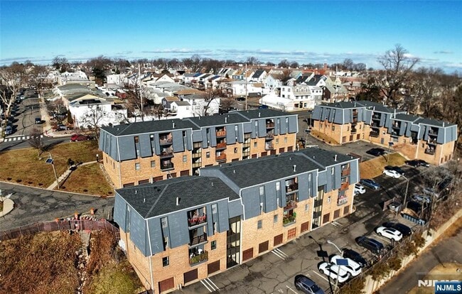 Building Photo - 700 Schuyler Ave