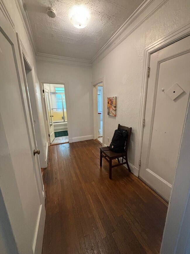 Foto del edificio - HOT BROOKLINE LISTING!!!!!
