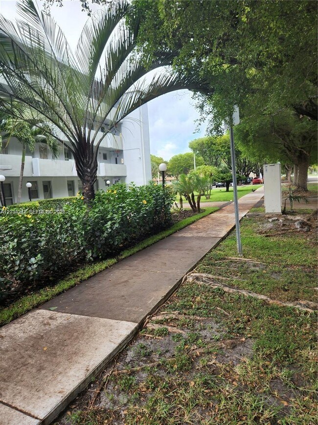 Foto del edificio - 1351 NE 191st St