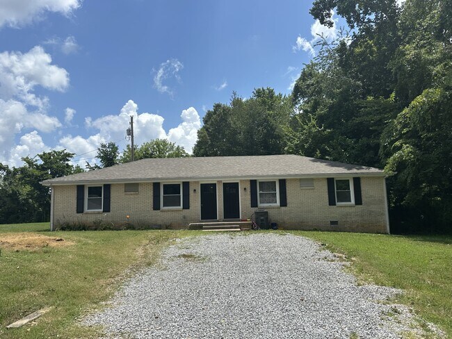 Building Photo - 413 Martha Ln