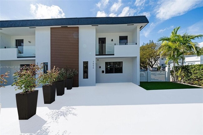 Building Photo - 7996 Crespi Blvd